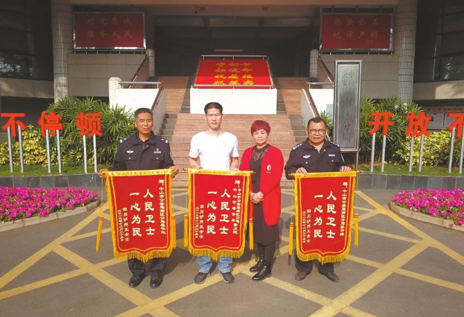 民警这一暖心举动，她记了22年